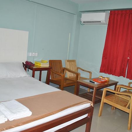 Royal Toe Hotel Янгон Екстериор снимка