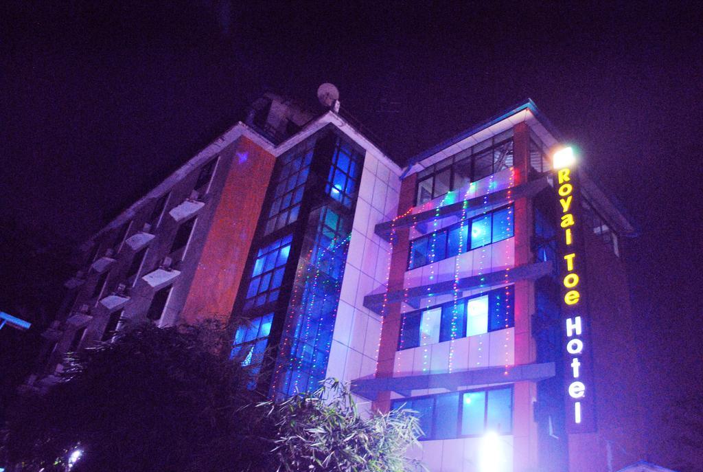 Royal Toe Hotel Янгон Екстериор снимка